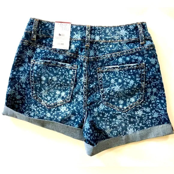 100% cotton Distressed, vintage, blue denim 5 Pocket Shorts size 6 Natural waist - Picture 9 of 11